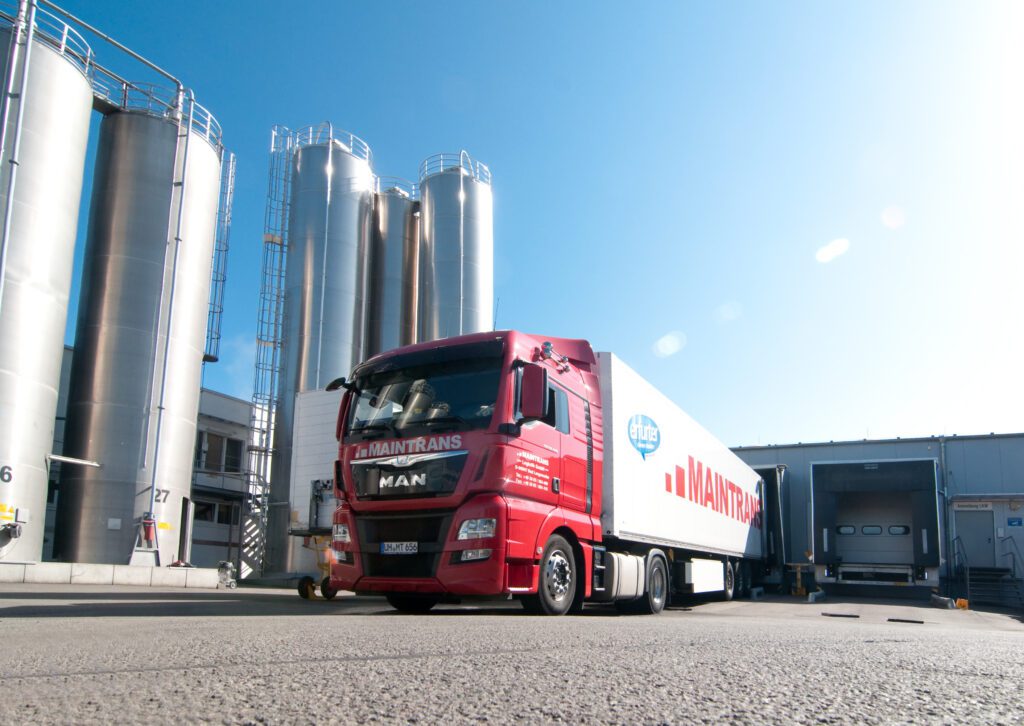 Maintrans-LKW steht an der Laderampe unseres Erfurter Standortes.