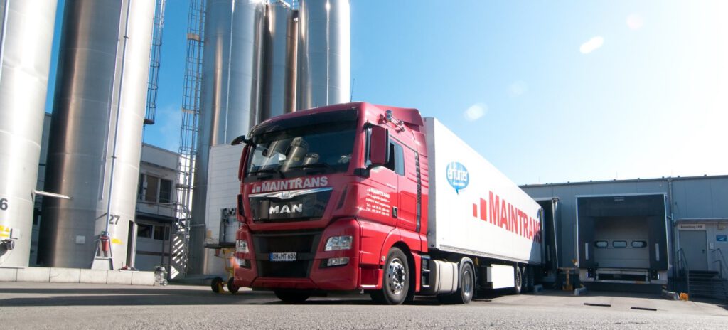 Maintrans-LKW steht an der Laderampe unseres Erfurter Standortes.