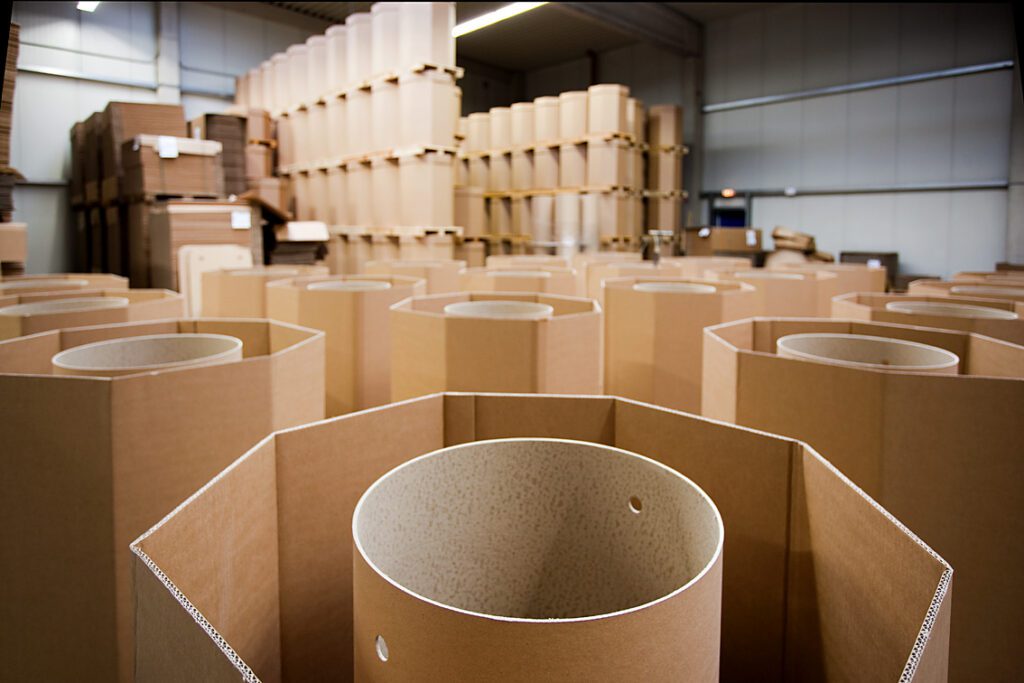 Lagerung von Papier und Pappe in einem Logistik-Lager.