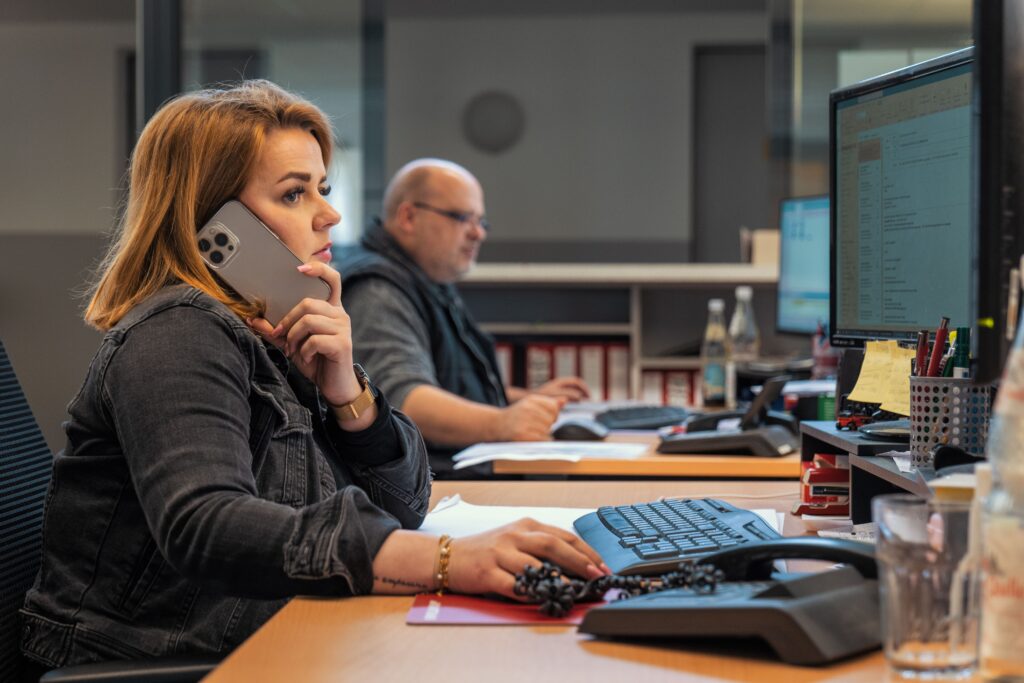 Zwei Maintrans-Mitarbeiter in unserer Disposition bei der täglichen Arbeit.