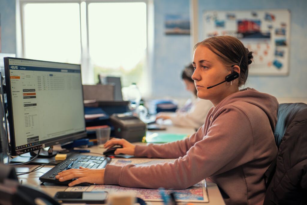 Eine unserer Mitarbeiterinnen der Disposition bei der Arbeit am PC.