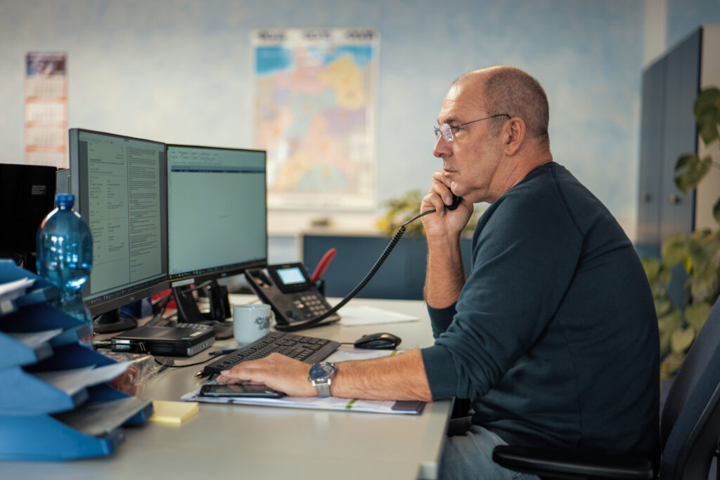 Ein Mitarbeiter unserer Disposition bei der Arbeit am PC.