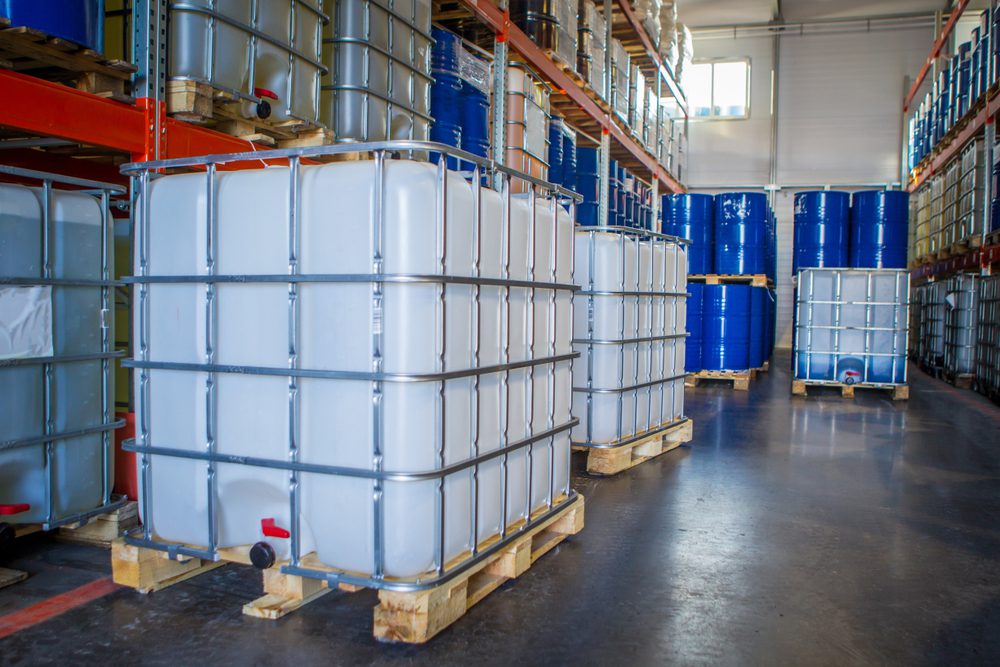 Lagerung von Chemikalien in IBC Containern und Fässern.