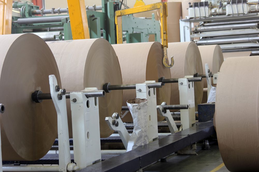 In der Papierproduktion werden große Papierrollen hergestellt, die besondere Anforderungen an Lagerung und Transport stellen.