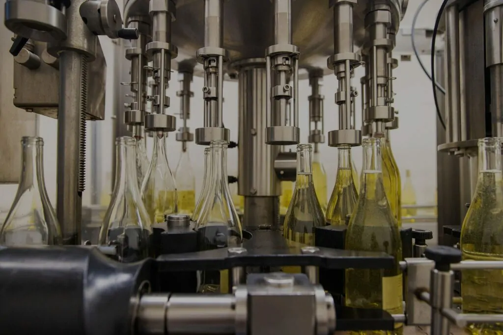 Maschinelle Befüllung von Glasflaschen in der Konsumgüterindustrie.