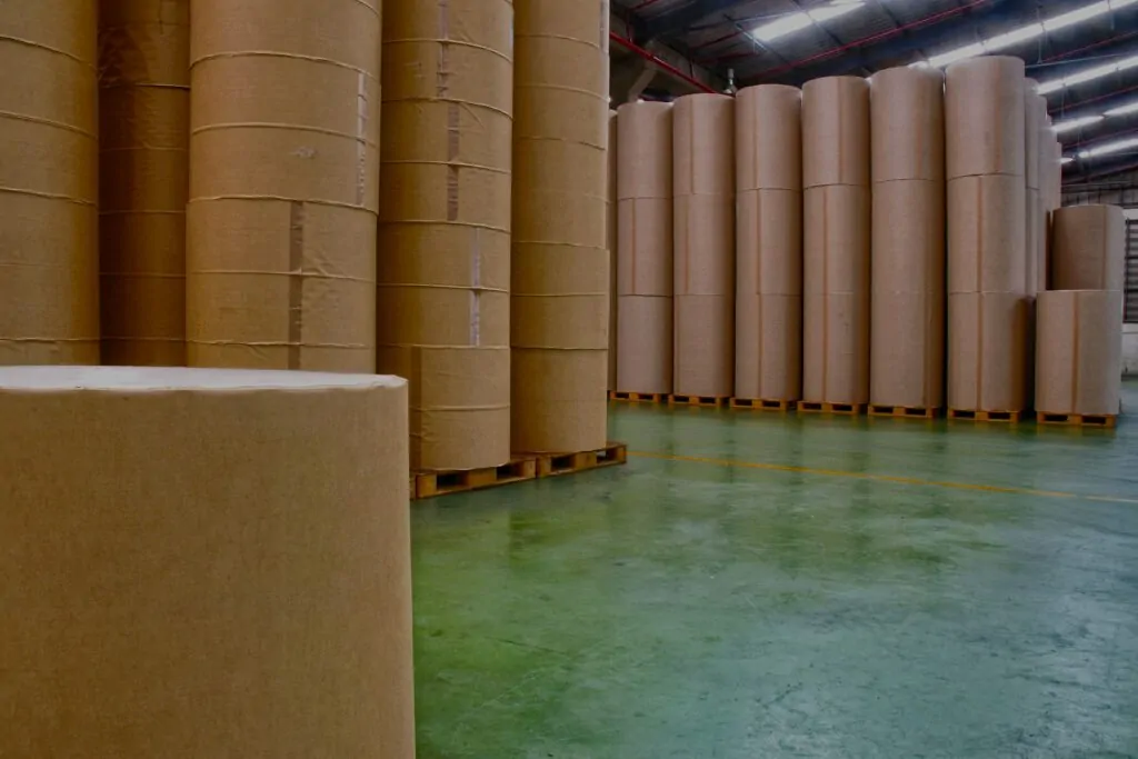 Lagerung von Papierrollen in einem Logistik-Lager.