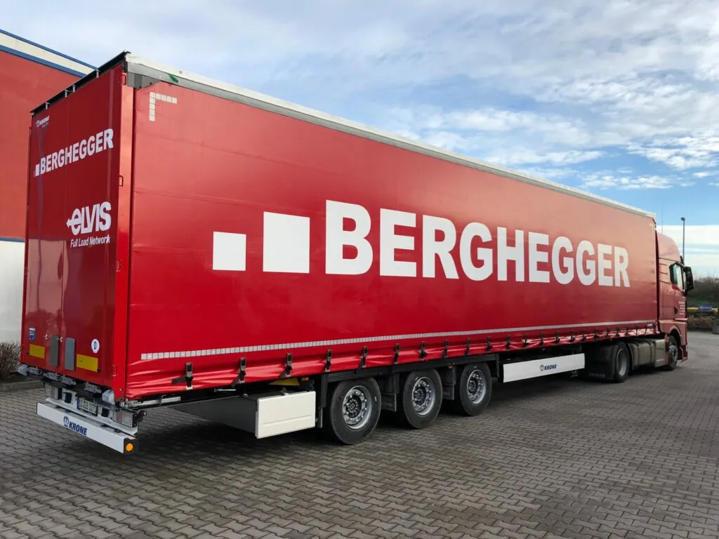 Ein Mega-Trailer von Berghegger, ein Unternehmen der Maintrans Gruppe.