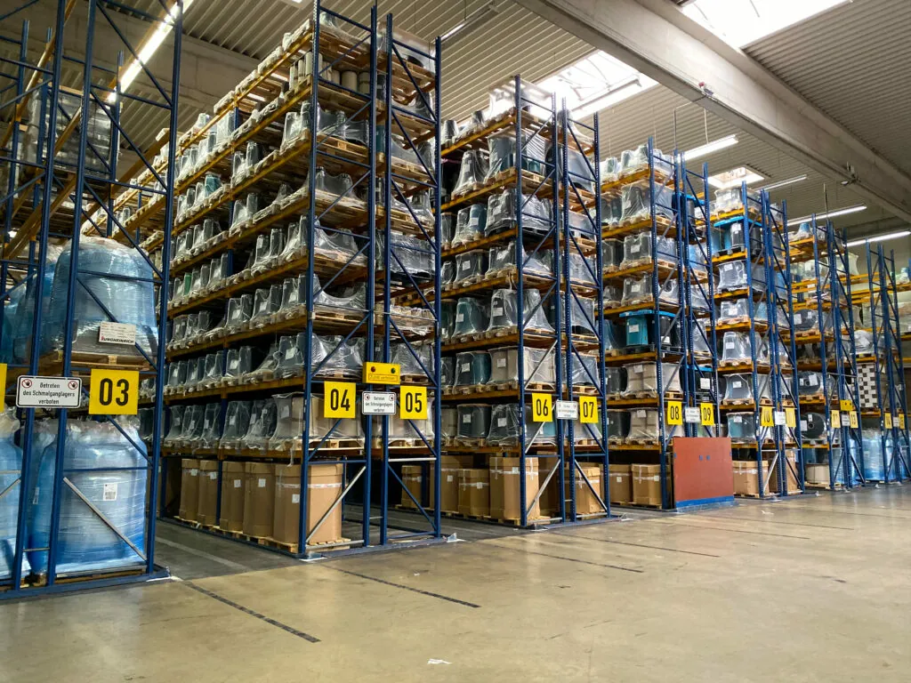 Modernes Logistik-Lager /Schmalganglager, voll bestückt mit verschiedener verpackter Ware auf Paletten.