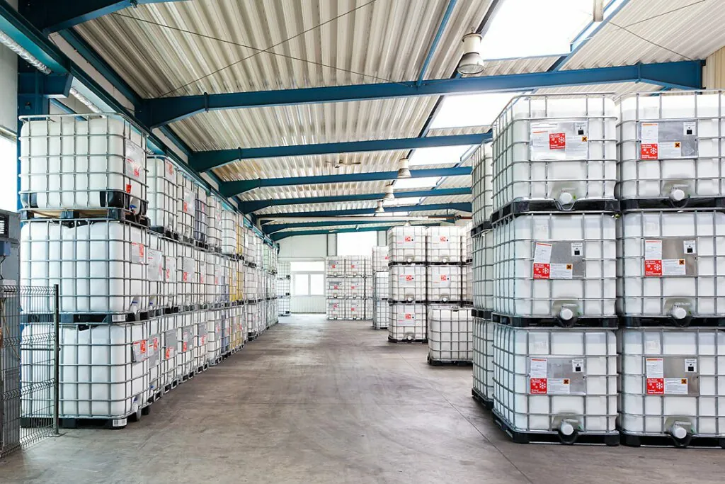 Lagerung von Chemikalien in IBC Containern in einem Logistik-Lager.