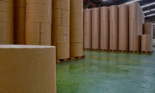 Lagerung von Papierrollen in einem Logistik-Lager.